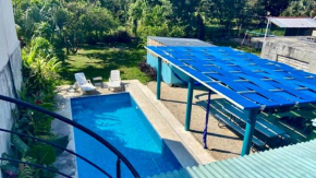 Departamento fresco y caribeño con piscina compartida.